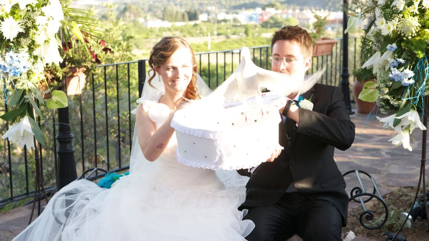 novios soltando las palomas de la caja en forma de corazón